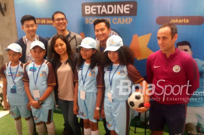  Sesi foto bersama pesepak bola muda terpilih BETADINE Soccer Camp Indonesia yang dilakukan di Plataran Menteng, Jakarta, Kamis (28/6/2018). Pelatihan dilatih langsung oleh pelatih Man City, Alan Dixon (kanan) dan Steven Jackson. 