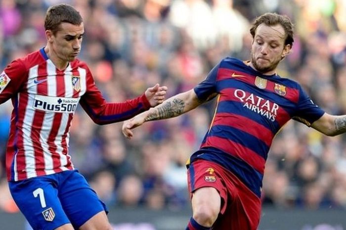 Gelandang FC Barcelona, Ivan Rakitic (kanan), berduel dengan penyerang Atletico Madrid, Antoine Griezmann, dalam pertandingan La Liga di Stadion Camp Nou, Barcelona, 30 Januari 2016.