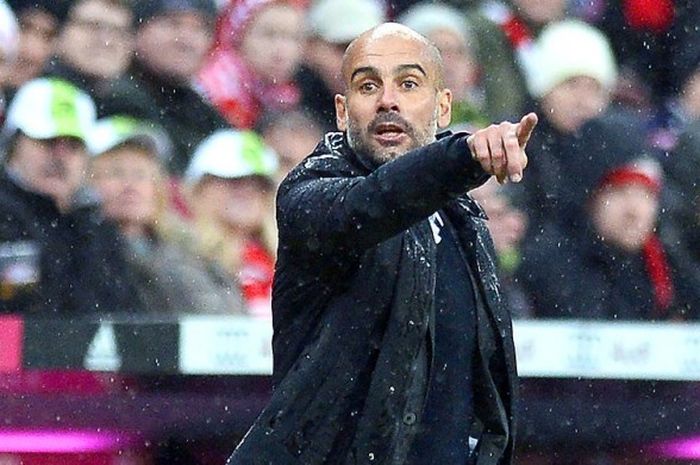 Pelatih Bayern Muenchen, Pep Guardiola, saat mengawal timnya melawan Hoffenheim di Muenchen, 31 Januari 2016.