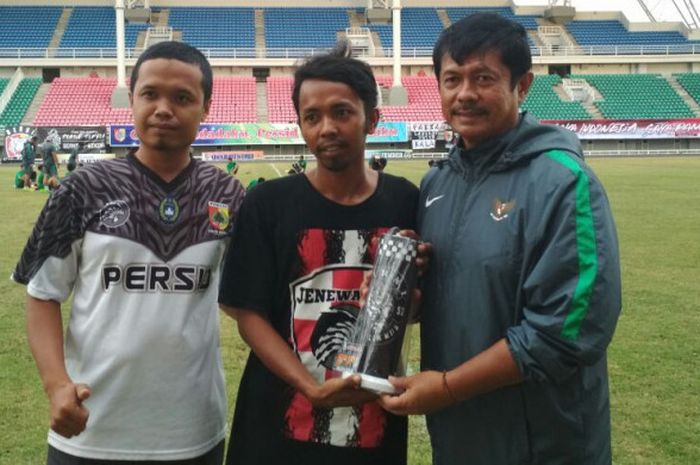 Suporter Timnas dari Berni, Rizky Tajaya (tengah) memberikan kenang-kenangan untuk Coach Indra Sjafri (kanan) di Jember Sport Garden, Jumat (20/10/17).