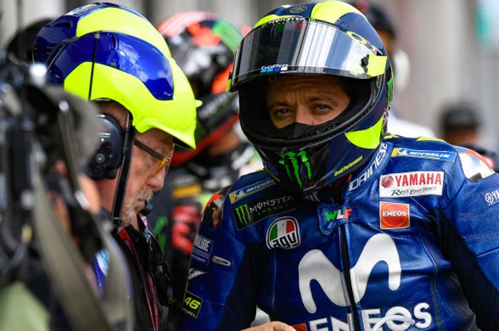 Valentino Rossi sedang berdiskusi dengan Silvano Galbusera saat kualifikasi MotoGP Austria di Red Bull Ring, Austria, Sabtu (11/8/2018).