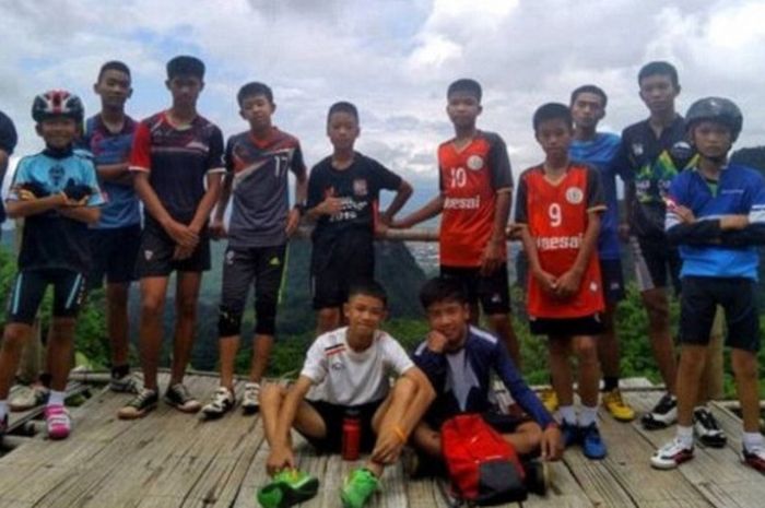 Sebanyak 12 pemain bola Moo Pa yang terjebak banjir di goa Tham Luang, Thailand.