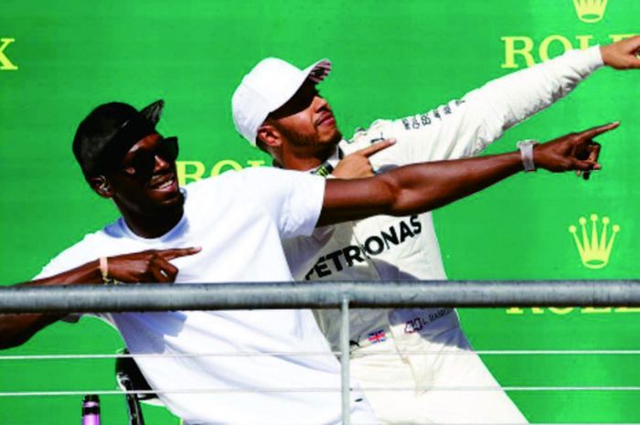 Usain Bolt berpose bersama Lewis Hamilton 