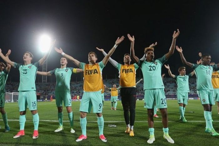 Para pemain Portugal merayakan kesuksesan lolos ke babak perempat final Piala Dunia U-20 setelah menyingkirkan tuan rumah Korea Selatan dalam laga babak 16 besar di Cheonan Stadium, Cheonan, 30 Mei 2017.