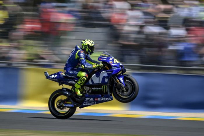 Pebalap tim Movistar Yamaha, Valentino Rossi, beraksi saat sesi latihan bebas MotoGP Prancis, Jumat (18/5/2018).