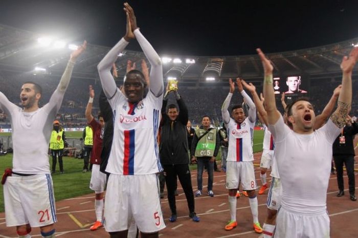 Mathieu Valbuena dkk melakukan selebrasi setelah Olympique Lyon memastikan langkah lolos ke perempat final Liga Europa di Stadion Olimpico, Roma, Italia, Kamis (16/3/2017) waktu setempat. 