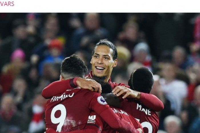 Para pemain Liverpool berpelukan merayakan gol Robero Firmino pada laga Liga Inggris melawan Arsenal di Stadion Anfield, Liverpool pada 29 Desember 2018.