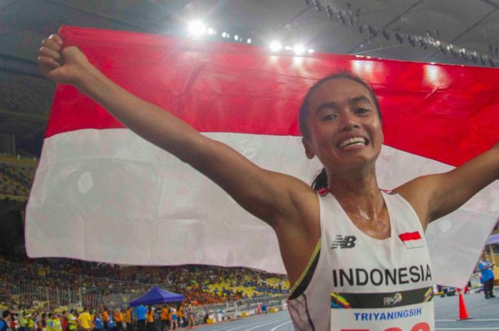 Gaya Triyaningsih seusai meraih medali emas nomor 10.000 meter di SEA Games 2017, Kamis (24/8/2017). 