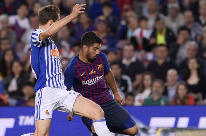 Luis Suarez berduel dengan Diego Llorente saat laga antara Barcelona Vs Real Sociedad di Camp Nou, Minggu (20/5/2018) atau Senin dini hari WIB. 