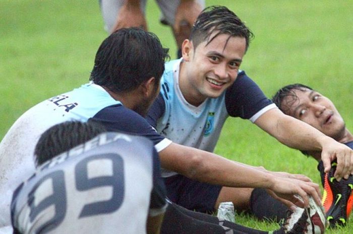 M. Agung Pribadi melakukan peregangan bersama pemain Persela lainnya usai latihan di Stadion Surajaya, Lamongan, Kamis (26/1).