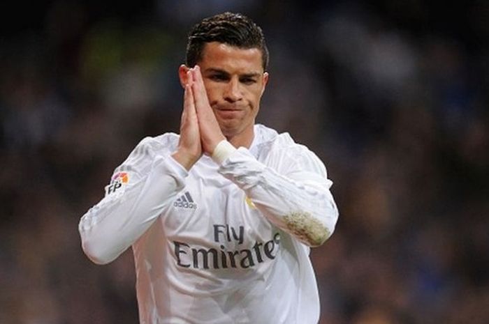 Ikon Real Madrid, Cristiano Ronaldo, meminta maaf usai menjebol gawang Sevilla dalam pertandingan La Liga di Stadion Santiago Bernabeu, Madrid, Spanyol, 20 Maret 2016.