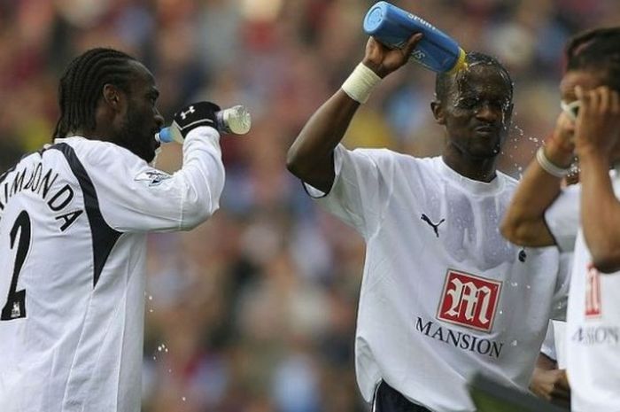 Gelandang Didier Zokora (tengah) menyegarkan wajah dengan menyiram air ke mukanya saat membela Tottenham Hotspur yang dijamu Aston Villa pada laga Premier League 2006-2007 di Villa Park, 14 Oktober 2006. 