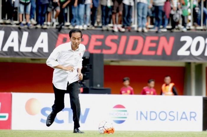 Presiden Joko Widodo melakukan tendangan pertama Piala Presiden 2017 di Stadion Maguwoharjo, Sleman, Sabtu (4/2/2017).