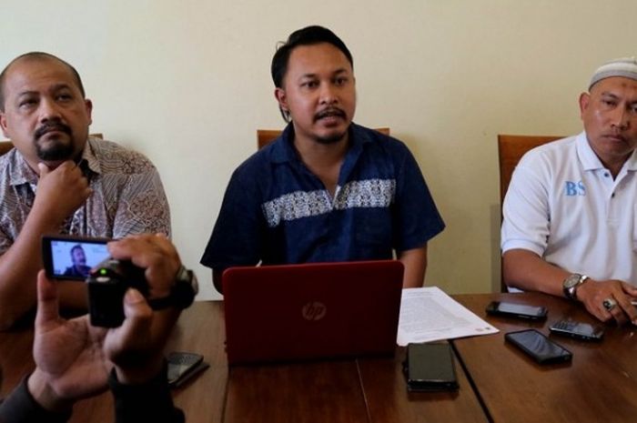 Dito Arief selaku Corporate Secretary (tengah) saat menyampaikan Lima Sikap Persema usai dipulihkah oleh Exco PSSI kepada media di Jalan Kepundung, Malang, Jawa Timur pada Kamis (8/9/2016).