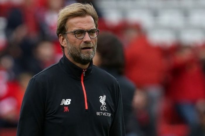 Manajer Liverpool, Juergen Klopp, memantau sesi pemanasan yang dilakukan oleh para pemainnya menjelang laga Premier League kontra Hull City, di Stadion Anfield, Sabtu (24/9/2016).