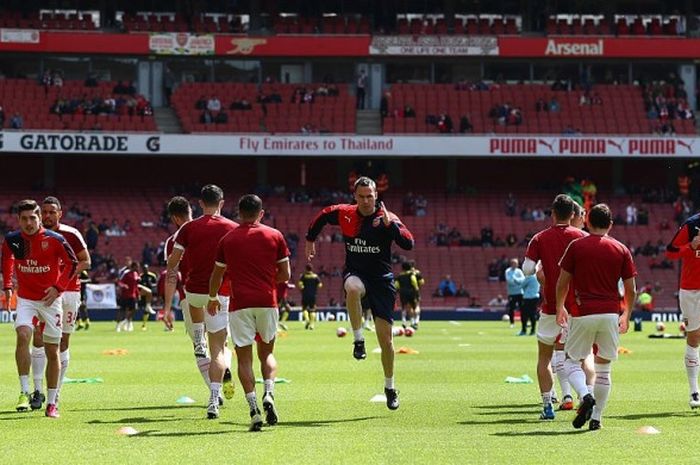 Para pemain Arsenal melakukan pemanasan jelang pertadingan Premier League 2015-2016 menghadapi Aston Villa di Stadion Emirates, London, Inggris, pada 15 Mei 2016.