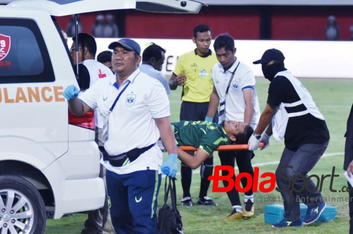 Kiper PSIS, Jandia Eka Putra dilarikan ke rumah sakit memakai mobil ambulans saat dijamu Bali United pada pekan ke-19 Liga 1 2018 di Stadion Kapten I Wayan Dipta, Gianyar, 4 Agustus 2018. 