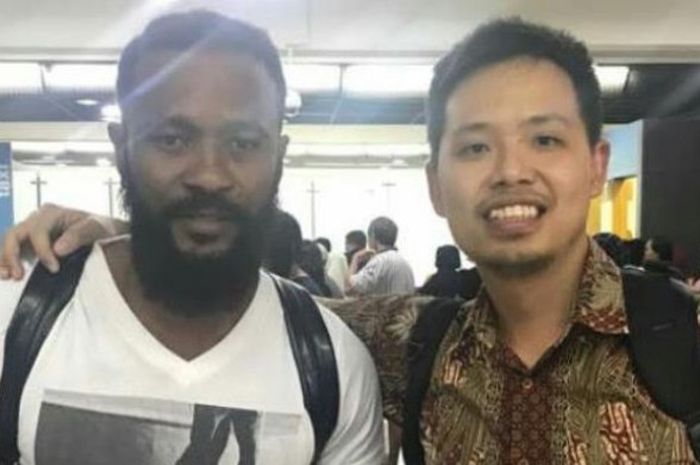 Gelandang asal Pantai Gading, Didier Zokora bersama agen pemain, Gabriel Budi Liminto (kiri) di Jakarta pada Sabtu (22/4/2017) malam. 