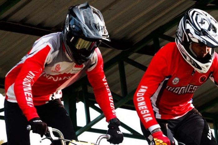 I Gusti Bagus Saputra (kanan) dan Rio Akbar bersiap di gerbang start saat babak final Kejuaraan Nasional BMX 2018 yang berlangsung di Sirkuit Youth Center, Mlati, Sleman, Minggu (8/7/2018).