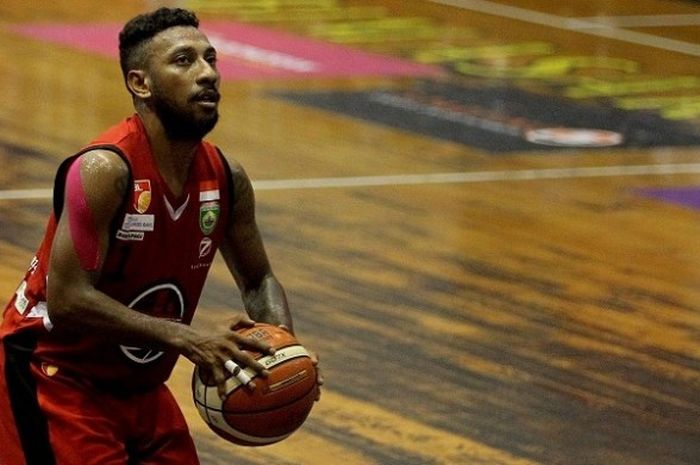 Pemain Hangtuah Sumsel, Richardo Arlando Uneputty ketika tampil pada lanjutan seri II IBL di GOR Bimasakti, Malang, Sabtu, (6/2/2016).