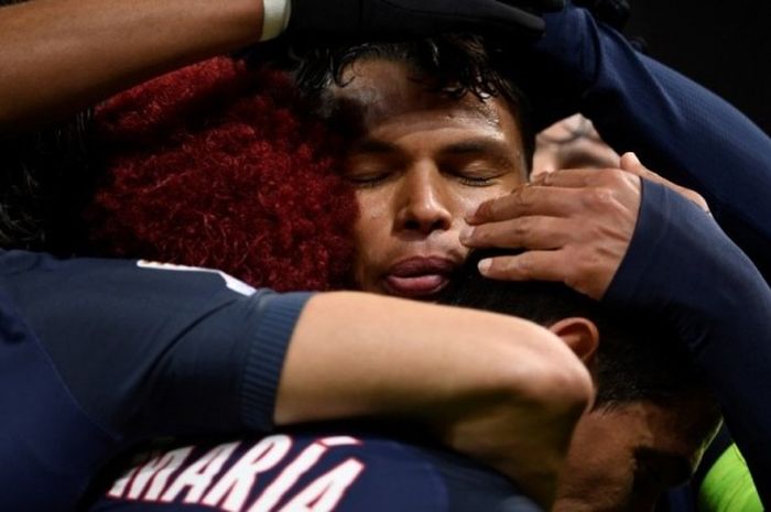 Bek Paris Saint-Germain, Thiago Silva, dikelilingi rekan setimnya setelah mencetak gol ke gawang Metz dalam partai Piala Liga Prancis di Stadion Parc des Princes, Paris, 11 Januari 2017.