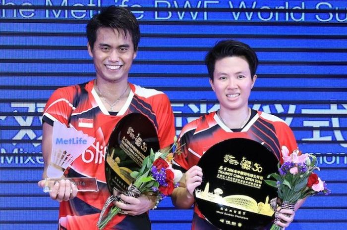 Pasangan ganda campuran Indonesia, Tontowi Ahmad/Liliyana Natsir, berpose dengan trofi juara China Terbuka yang mereka dapatkan setelah mengalahkan wakil tuan rumah, Zhang Nan/Li Yinhui, pada laga final di Fuzhou, Minggu (20/11/2016).