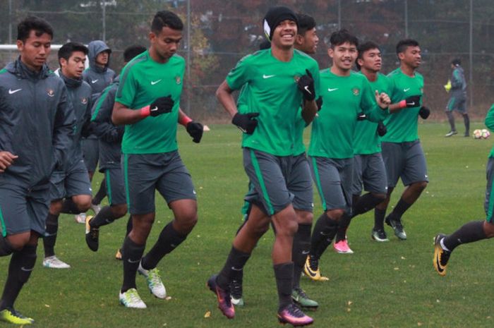 Para pemain timnas U-19 Indonesia berlatih menjelang laga ketiga Kualifikasi Piala Asia U-19 2018 kontra Korea Selatan di Paju National Football Centre, Korea Selatan, Jumat (3/11/2017).