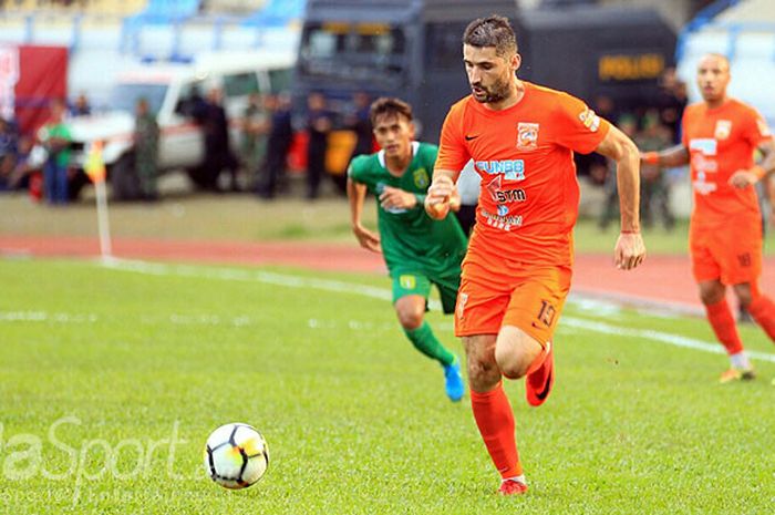 Aksi gelandang Borneo FC, Srdan Lopicic, saat menggiring bola dalam perebutan tempat ketiga Piala Gubernur Kaltim 2018 melawan Persebaya Surabaya di Stadion Palaran Samarinda, Kalimantan Timur, Minggu (03/04/2018) sore. 