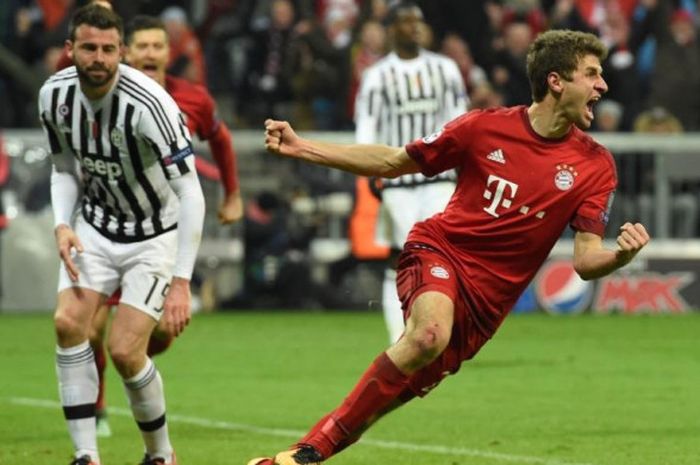 Thomas Mueller (kanan) merayakan gol Bayern Muenchen ke gawang Juventus dalam partai Liga Champions di Allianz Arena, Muenchen, 16 Maret 2016.