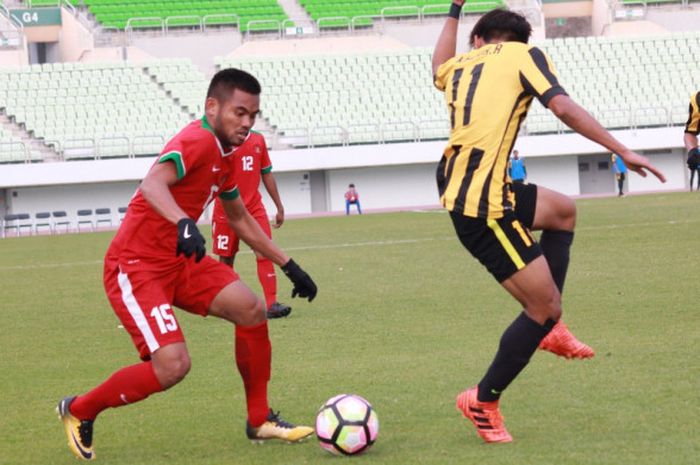 Aksi winger timnas U-19 Indonesia, Saddil Ramdani (kiri), saat skuat Garuda Nusantara dikalahkan Malaysia dengan skor 1-4 pada laga terakhir Grup F Kualifikasi Piala Asia U-19 2018, di Stadion Paju, Korea Selatan, Senin (6/11/2017) pagi WIB.