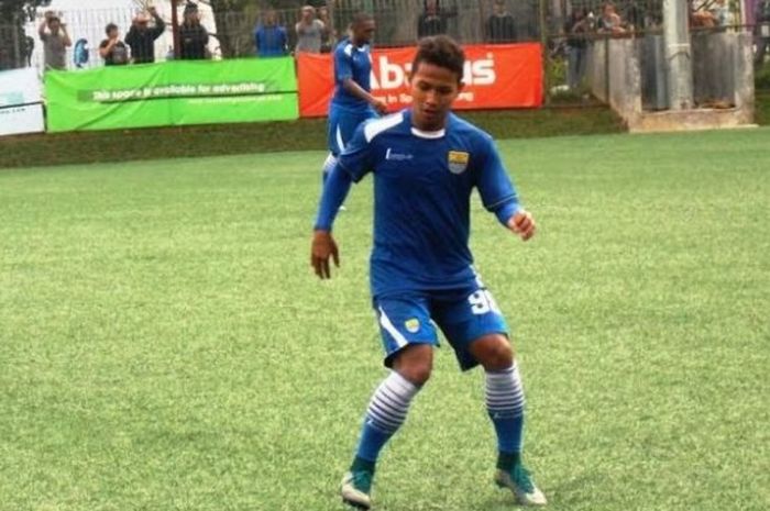 Gelandang serang muda milik Persib, Gian Zola diharapkan segera gabung tim Jabar yang dipersiapkan untuk PON 2016. 