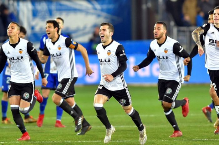 Para pemain Valencia merayakan kemenangan atas Alaves dalam partai Copa del Rey di Stadion Mendizorrotza, Vitoria, 24 Januari 2018.