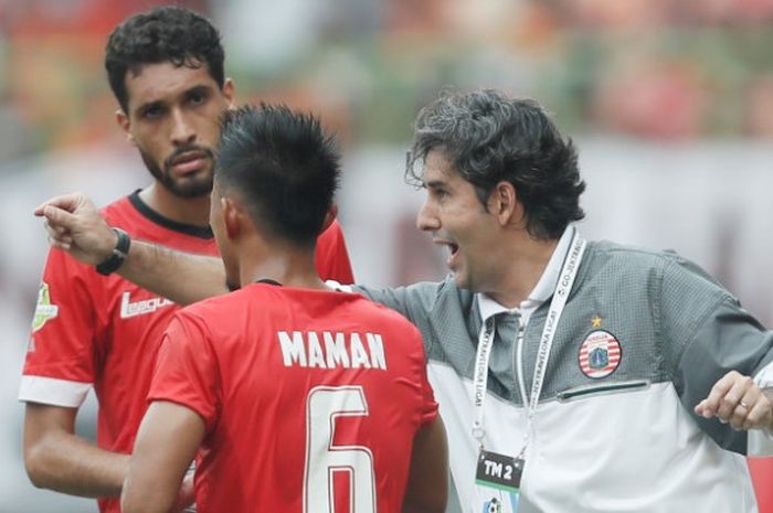 Dua pemain belakang Persija, Maman Abdurrahman dan Willian Pacheco mendapatkan instruksi dari pelatih Stefano Cugurra pada laga Liga 1 musim 2017. 