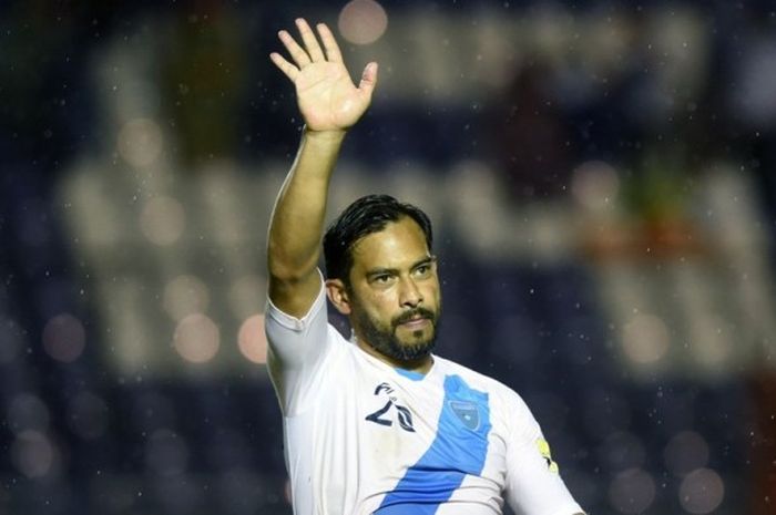 Pemain Guatemala, Carlos Ruiz, menyapa penggemar dalam pertandingan kualifikasi Piala Dunia 2018 kontra Saint Vincent and The Grenadines di Doroteo Guamuch Stadium, Guatemala City, 6 September 2016.