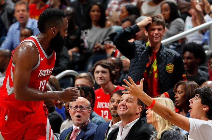 Pebasket Houston Rockets, James Harden, bereaksi kepada penggemar setelah memenangi laga atas Cleveland Cavaliers 117-113 pada lanjutan kompetisi NBA musim 2017-2018 yang berlangsung di Toyota Center, Kamis (9/11/2017).