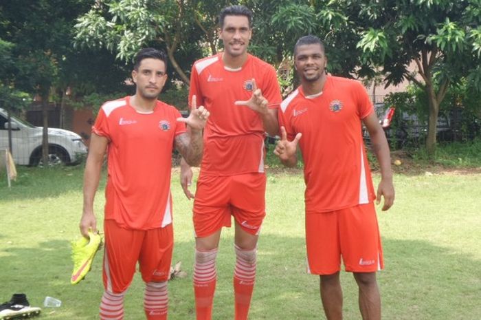 Rafael Dos Santos Lima (paling kiri), saat berlatih bersama Persija Jakarta di lapangan Villa 2000, Pamulang, Tangerang Selatan (Tangsel), Kamis (7/4/2016) pagi, dipastikan gagal lolos tes medis bersama tim asal ibu kota tersebut.
