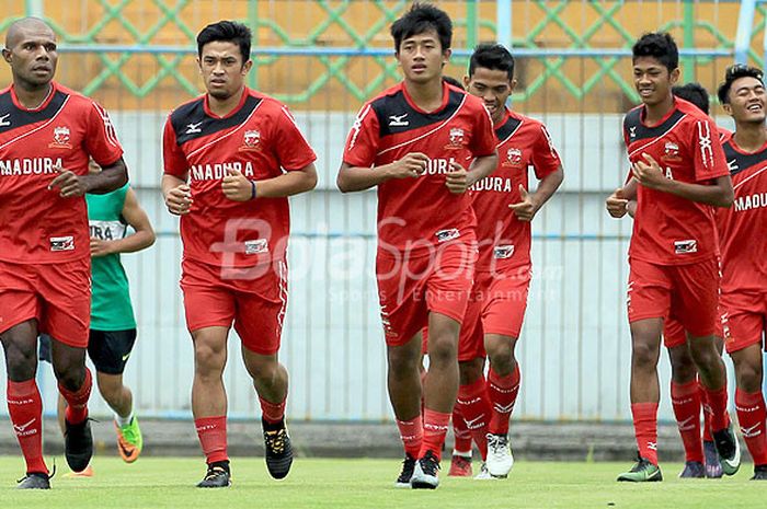 Pemain Madura United Victor Pae (kiri), Beny Wahyudi (kedua dari kiri), dan Bayu Gatra (ketiga dari kiri), saat mengikuti latihan perdana Madura United di Stadion Gelora Bangkalan, Jawa Timur, Minggu (17/12/2107) sore, pasca berakhirnya kompetisi Liga 1.