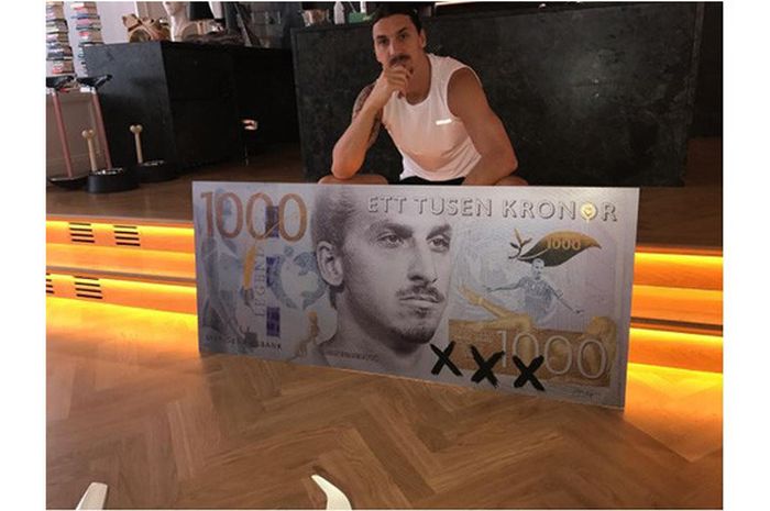 Zlatan Ibrahimovic mengunggah foto replika uang kertas dengan gambar wajahnya di lembaran uang tersebut di instagram,  pada Rabu (26/7/2017).