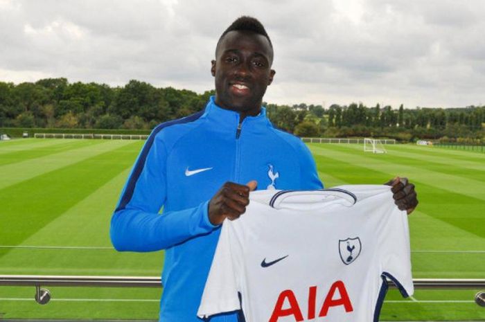 Davinson Sanchez memamerkan jersey Tottenham Hotspur usai didatangkan dari Ajax Amsterdam.