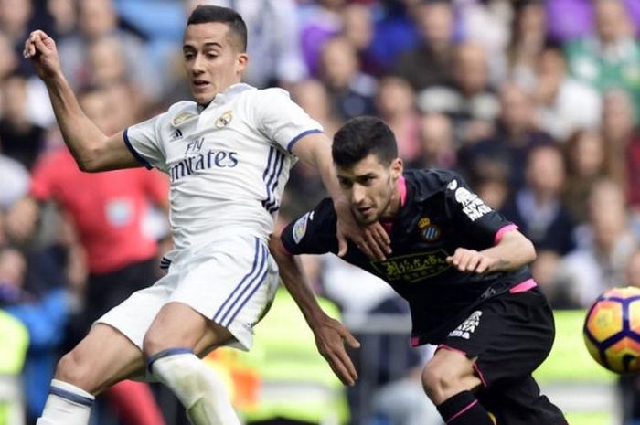 Bek Espanyol, Aaron Martin (kanan), mengadang pemain Real Madrid, Lucas Vazquez, dalam partai Liga Spanyol di Santiago Bernabeu, 18 Februari 2017.