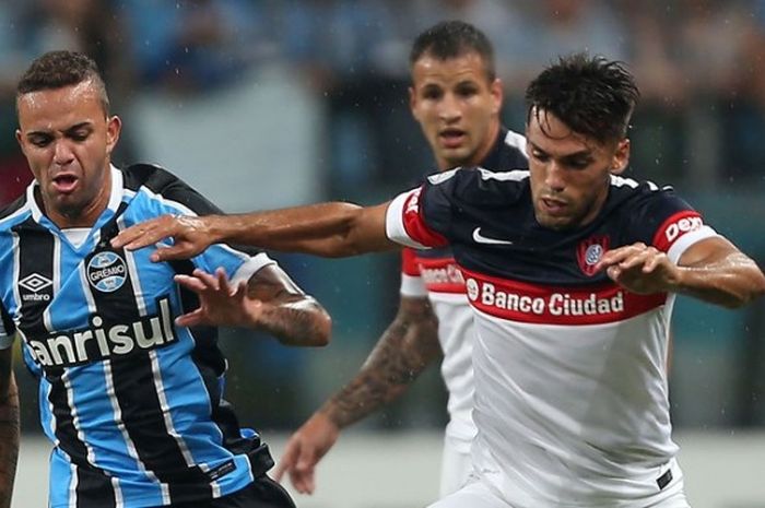 Luan Vieira (kiri), ketika membela Gremio vs San Lorenzo di Copa Libertadores 2016, di Stadion Arena do Gremio, Porto Alegre, (9/3/2016)