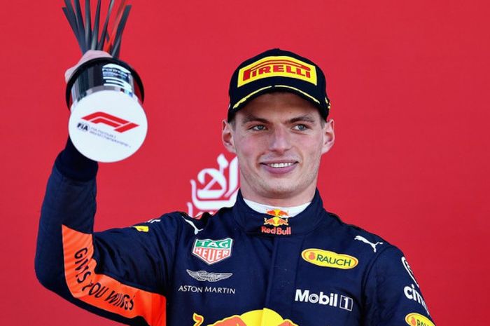  Pebalap Red Bull Racing, Max Verstappen, mengangkat piala setelah finis di posisi ketiga pada balapan GP Spanyol di Sirkuit Catalunya, Barcelona, Spanyol (13/5/2018). 