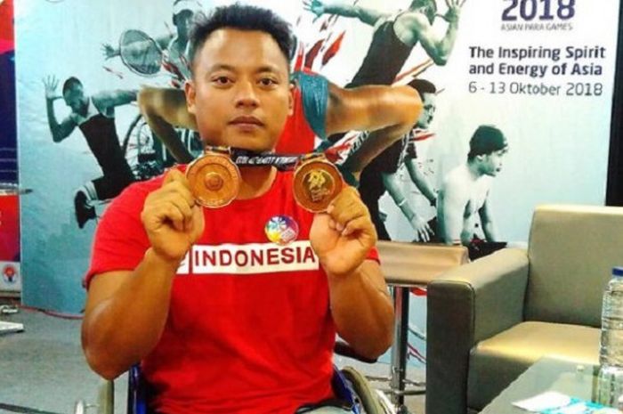 Atlet balap kursi roda, Doni Yulianto, saat sosialisasi  Asian Para Games yang dilalukan Indonesia Asian Para Games Organizing Commmite (INAPGOC) di Pasar Raya Sri Ratu Semarang pada Jumat (22/12/2017).