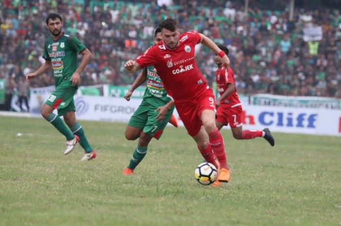 Penyerang Persija Jakarta, Marko Simic, beraksi saat melawan PSMS Medan di Stadion Teladan, Medan, Jumat (6/4/2018)