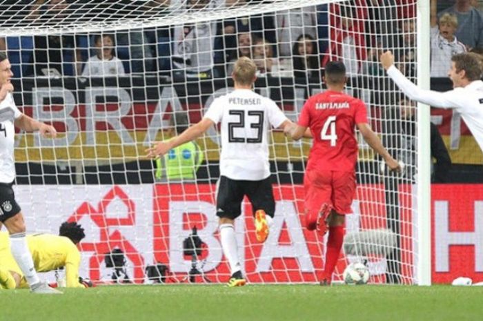 Bek Jerman, Nico Schulz (kiri), merayakan gol yang dicetak ke gawang Peru dalam laga persahabatan di Stadion Rhein Neckar Arena, Sinsheim, Jerman pada 9 September 2018.