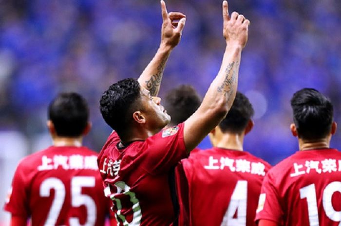 Selebrasi Hulk seusai mencetak gol untuk Shanghai SIPG pada laga derbi Shanghai kontra Shanghai Senhua pada Liga Super China 2018, 10 Maret 2018. 
