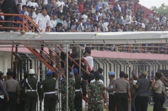 Suporter PSIM Yogyakarta turun ke lapangan saat laga Piala Indonesia antara PS Tira melawan PSIM Yogyakarta di Stadion Sultan Agung, Bantul, Selasa (10/12/2018). 