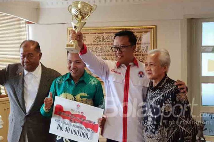 Karateka Indonesia, Fauzan (kedua dari kanan), berpose bersama dengan Menteri Pemuda dan Olahraga, Imam Nahrawi, di Kantor Kemenpora, Jakarta Pusat, Senin (23/7/2018).