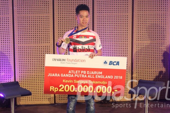   Pemain ganda putra nasional, Kevin Sanjaya Sukamuljo, menerima bonus dari Djarum Foundation di Galeri Indonesia Kaya, Jakarta, Rabu (28/3/2018).  