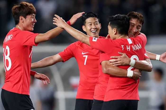 Suka cita para pemain timnas Korsel sesuai membobol gawang tamu mereka timnas Kosta Rika pada FIFA matchday di Stadion Goyang, Jumat (7/9/2018) malam WIB. 